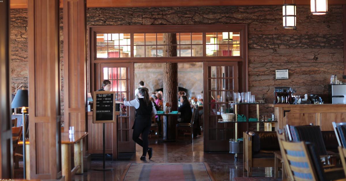 Hướng dẫn xây dựng kịch bản MC Gala Dinner chuyên nghiệp và thu hút từ A đến Z