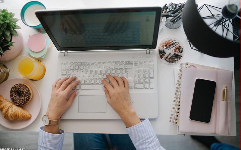 Nhân viên văn phòng thưởng thức cà phê