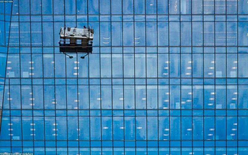 Vệ sinh ốp lưng bằng nước rửa bát