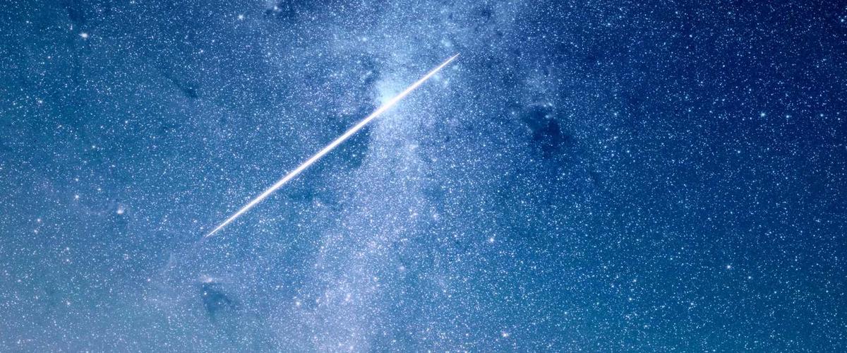 Chi tiết nến và hoa trang trí