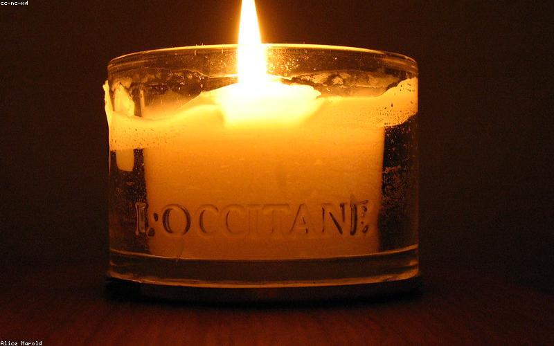 Đốt nến thơm trong phòng ngủ