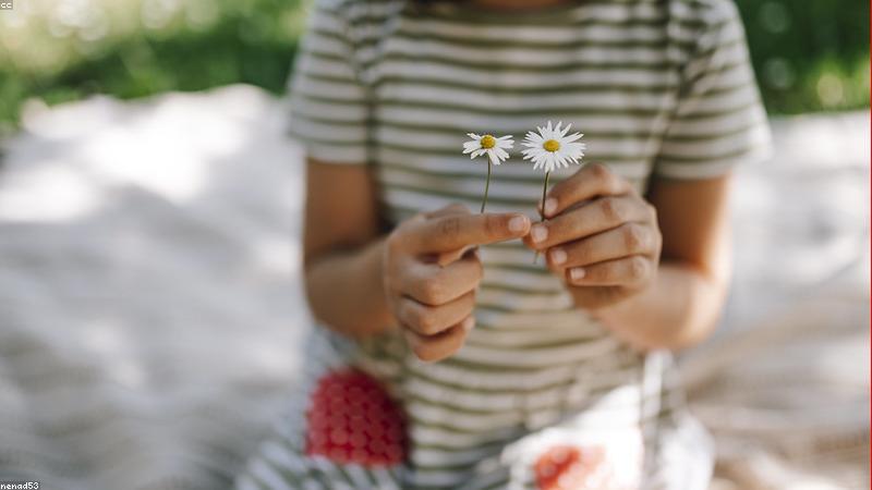 Trẻ em chơi đồ chơi vận động