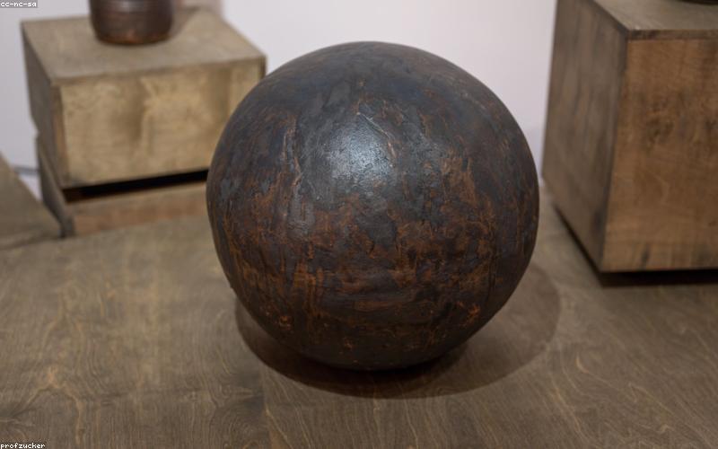 Chi tiết men gốm độc bản trên tác phẩm của Đỗ Bích Trâm