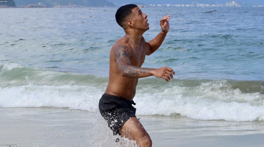 Nhóm bạn xem album ảnh bên lửa trại