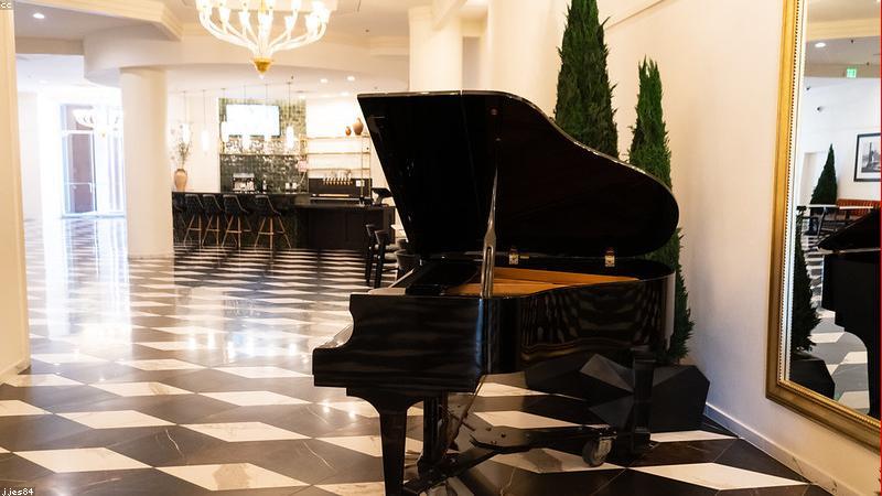 Học sinh đang luyện tập piano dưới sự hướng dẫn của giáo viên