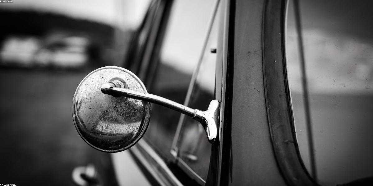 Chi tiết nẹp kim loại trên tường