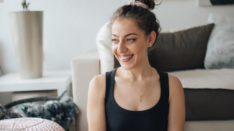 Tư thế chó cúi mặt giúp giãn cơ toàn thân