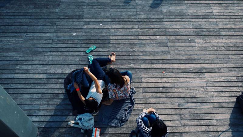 Trẻ chăm sóc cây cảnh trong nhà