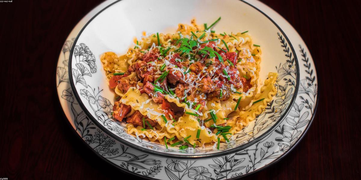 Đầu bếp chế biến món ăn tại Rustic Farm Table