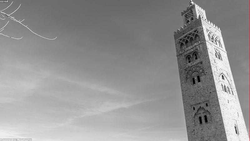 Người leo núi đang di chuyển trên cung đường mòn