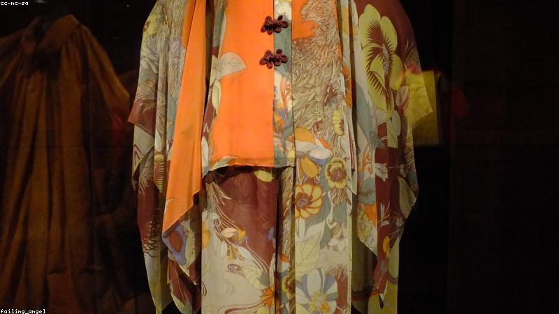 Lụa tơ tằm Việt Nam làm quà tặng