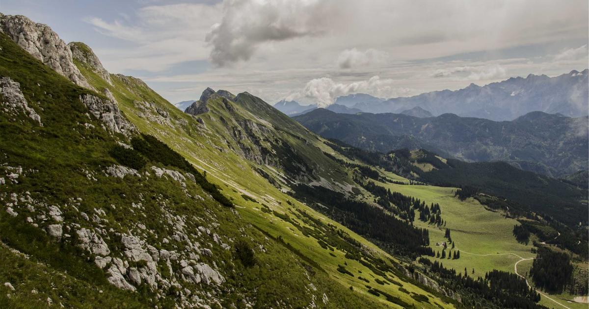 Thị trường thời trang secondhand chạm mốc 211 tỷ USD: Khi 'đồ cũ' trở thành ưu tiên hàng đầu của Gen Z