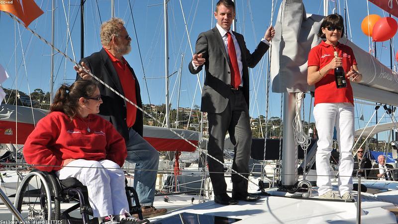 Người trưởng thành vui đùa cùng thú cưng