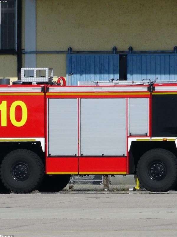 Cụ già ngồi trước cửa