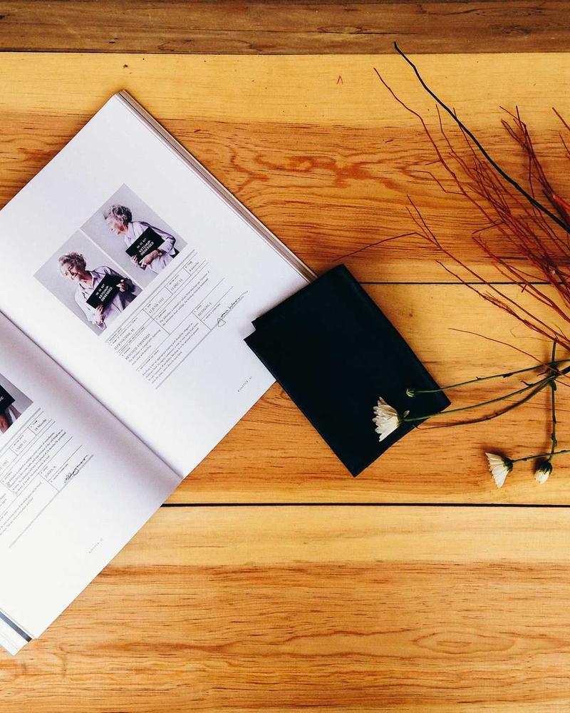 Người phụ nữ hạnh phúc với bữa ăn