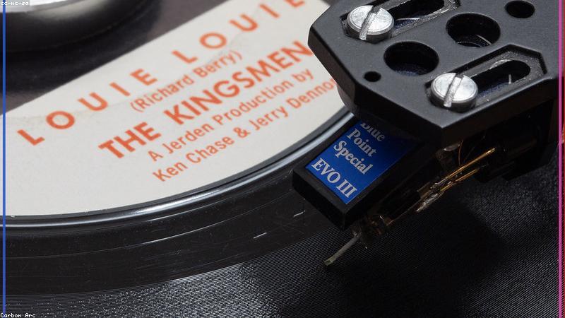 Mâm đĩa than hiện đại và đĩa màu