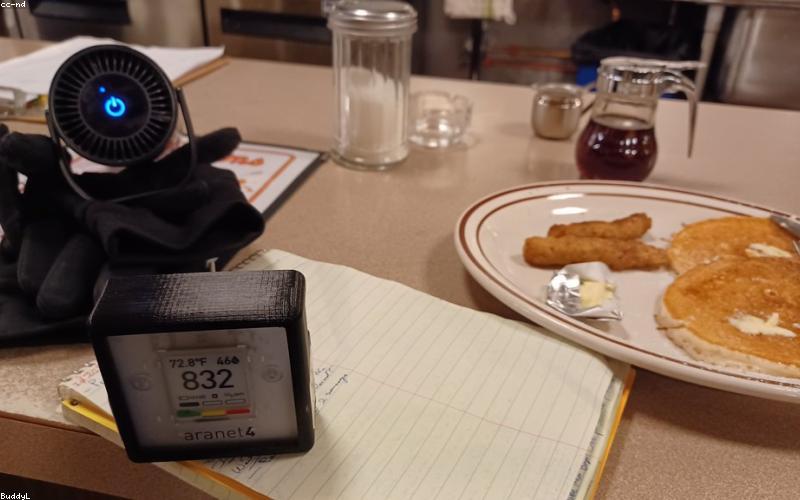 Máy lọc không khí hiện đại trong phòng khách