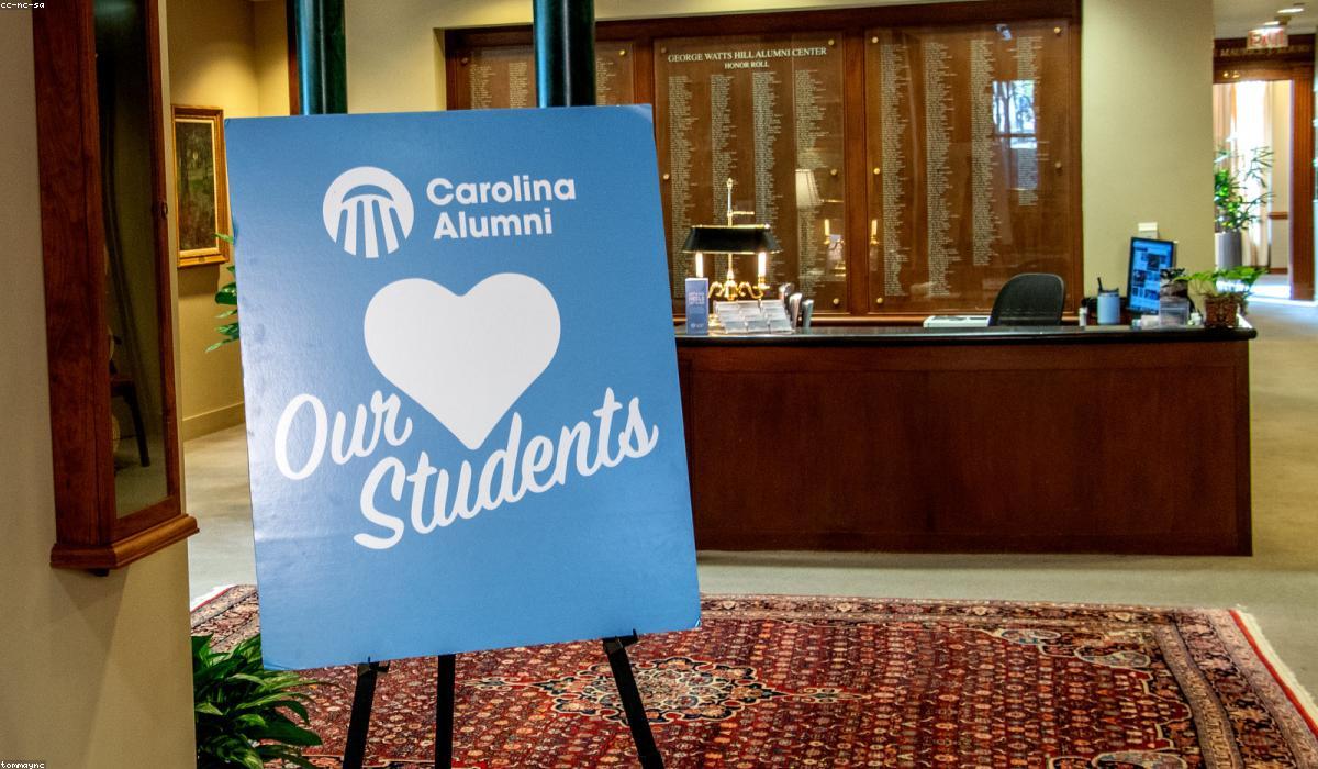 Không gian sự kiện sang trọng với hoa tươi