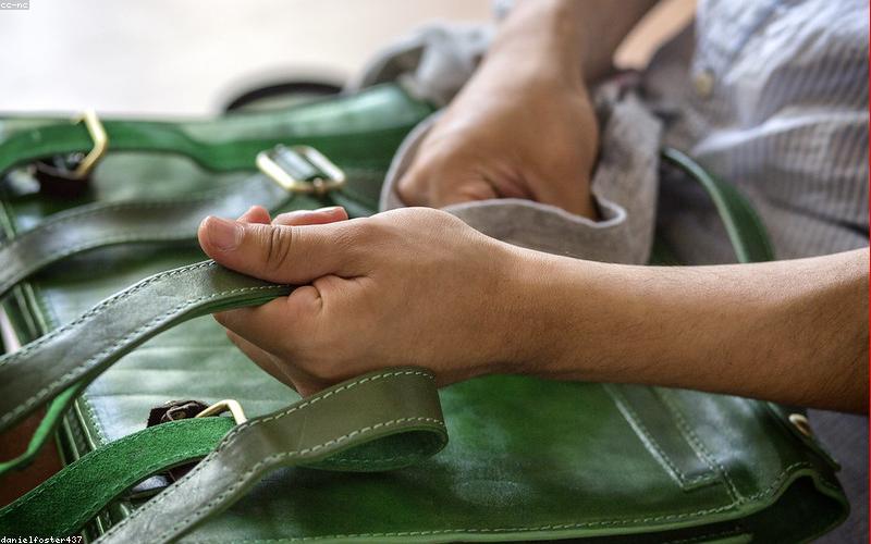 Vệ sinh túi xách da tại nhà