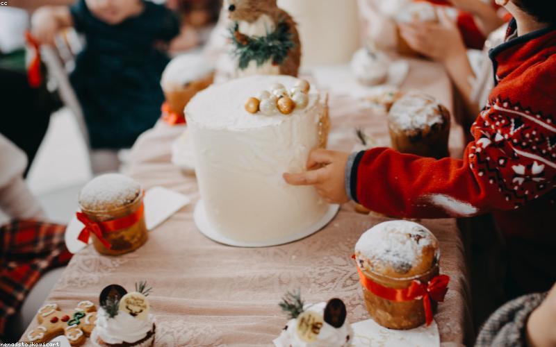 Bàn tiệc snack nhập khẩu đầy màu sắc