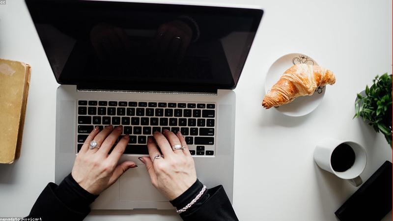 Trải nghiệm xuất màn hình rời qua Hub chuyển đổi