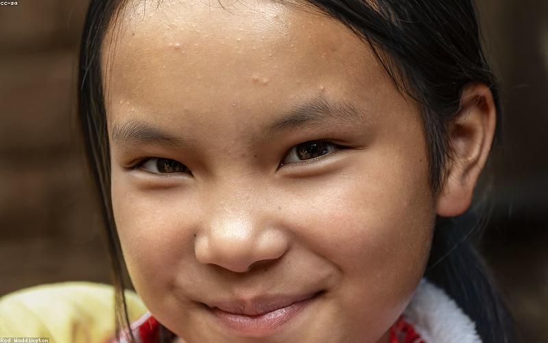 Bé vui vẻ cười đùa buổi sáng