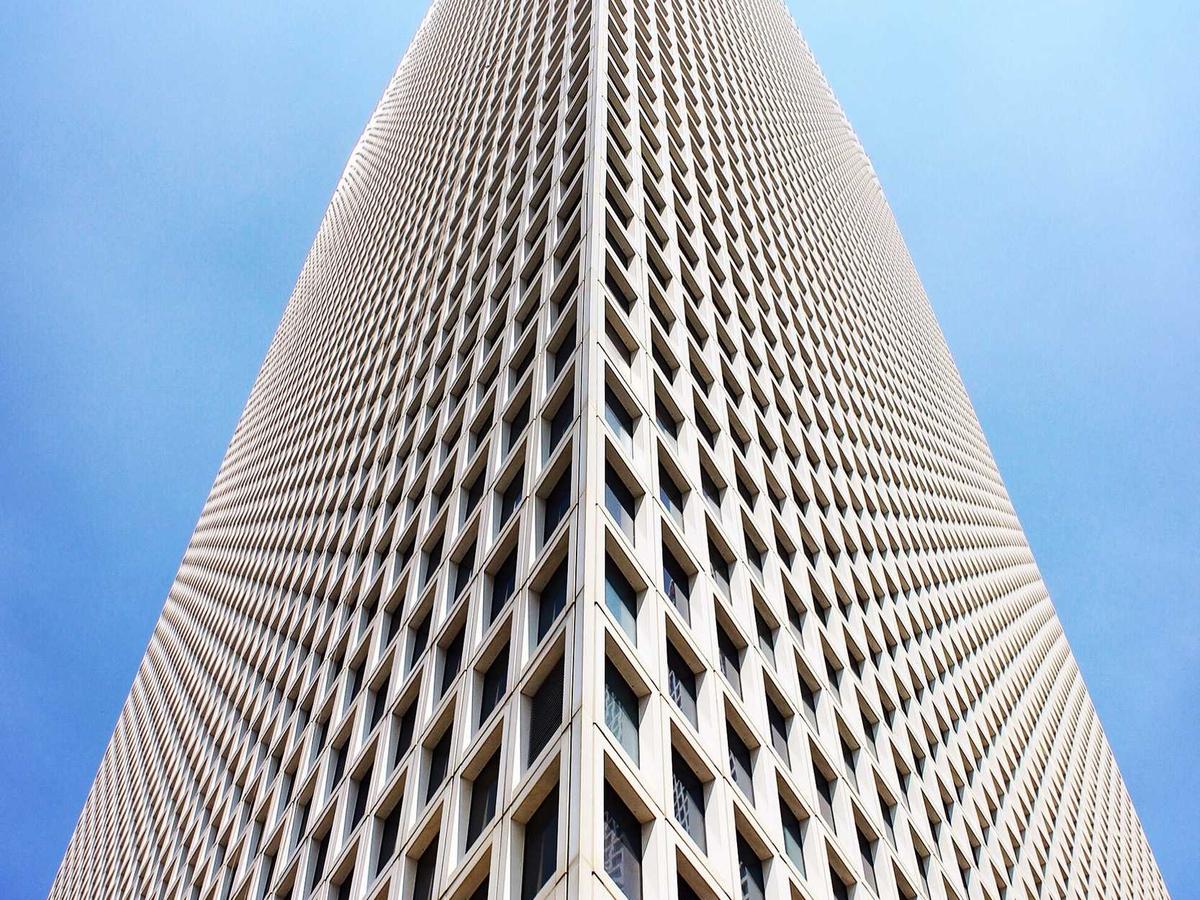 Model yoga outfit onyx