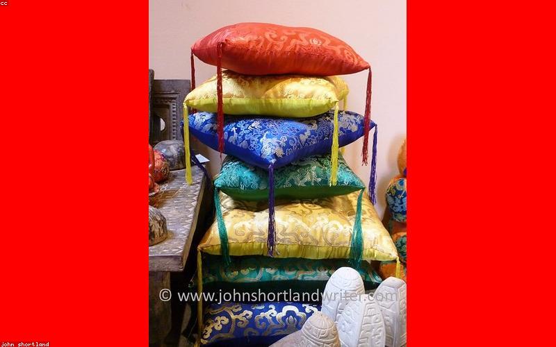 Cận cảnh chất liệu lụa tơ tằm cao cấp