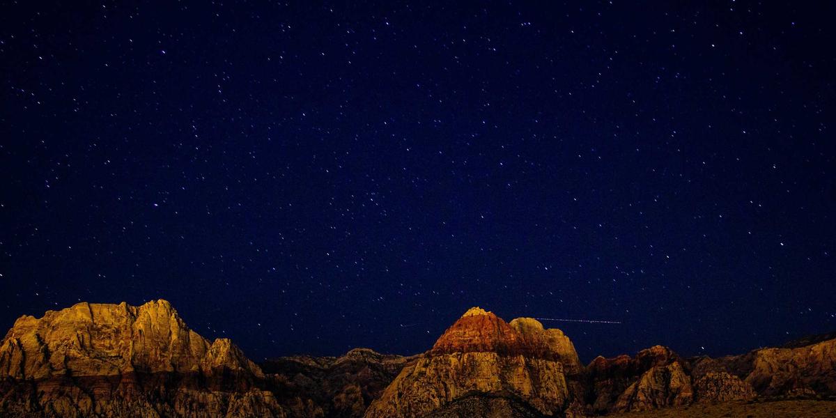 Bé nằm trong cũi gỗ