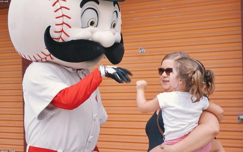 Trẻ em đang chơi trượt ống