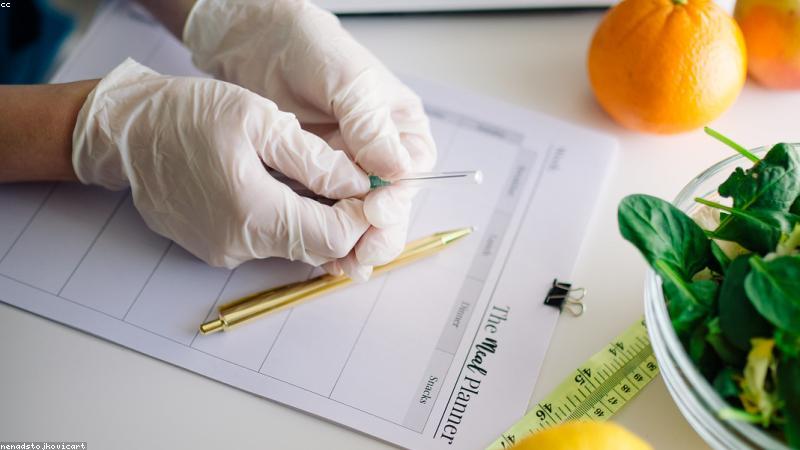 Không gian bếp hiện đại với đồ gia dụng tre