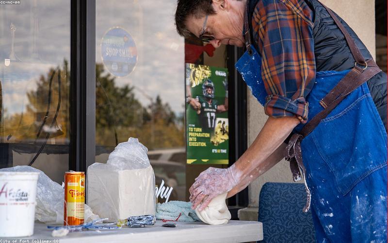 Nghệ nhân gốm đang làm việc tại xưởng