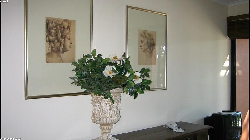 Cách bài trí gốm nghệ thuật trên kệ phòng khách