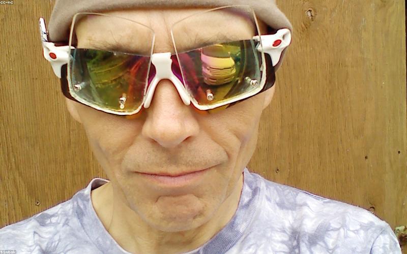 Kính mắt và găng tay đạp xe