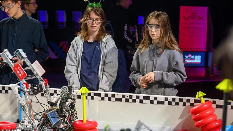 Trẻ em đang chơi đồ chơi STEM