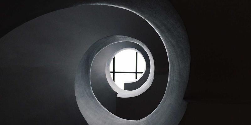 Doanh nhân sắp xếp vali công tác chuyên nghiệp