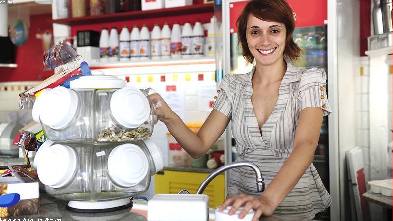 Nhân viên tận hưởng tách cà phê tại văn phòng