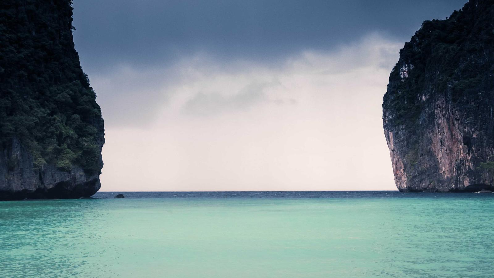 High-Tech Fashion 2026 Background