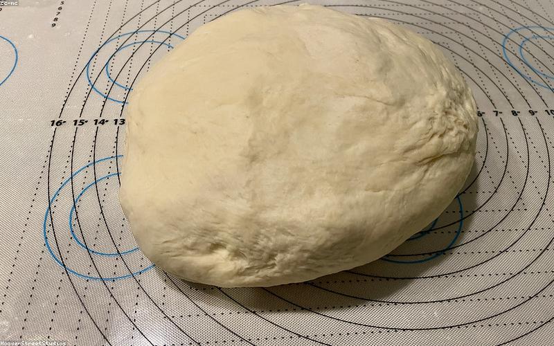 Nhào bột mì làm bánh mì