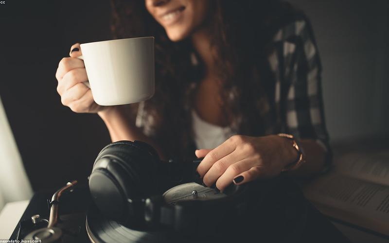 Thao tác cầm đĩa vinyl đúng cách