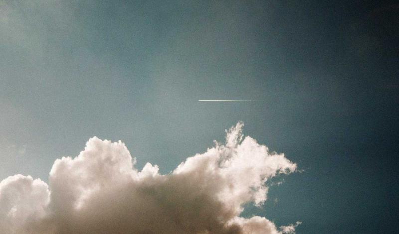 Vận động viên tập luyện với tạ tay trong phòng oxy cao áp