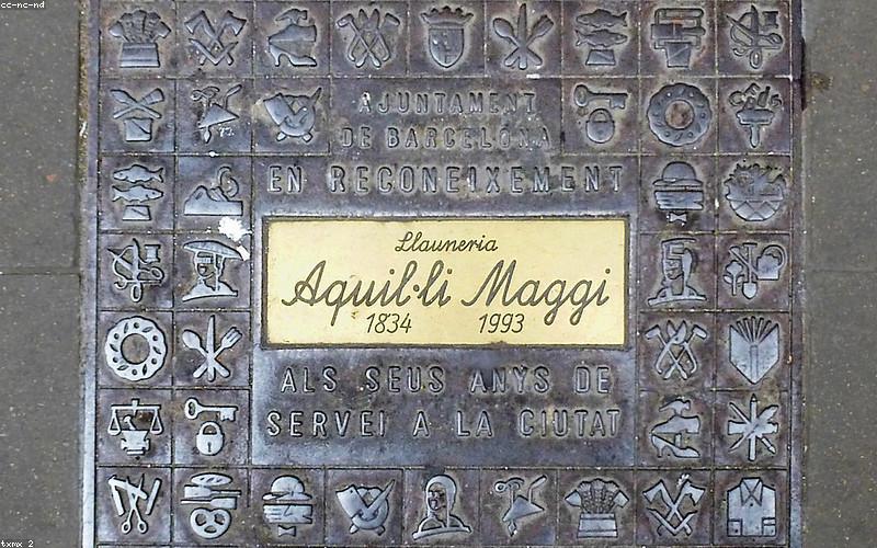 Nghệ nhân Việt Nam đang chế tác sản phẩm thủ công