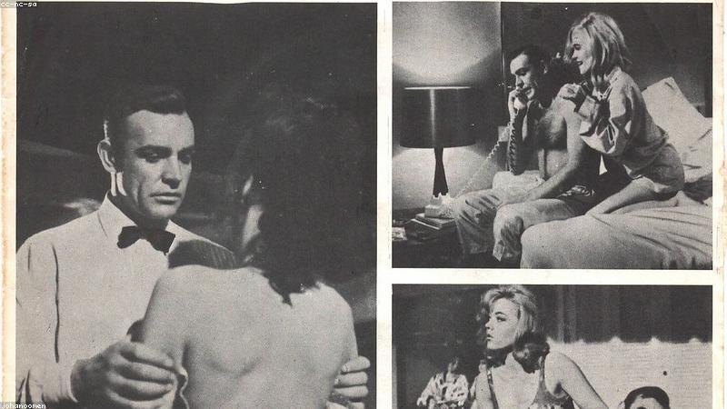 Bộ sưu tập đĩa than trên kệ gỗ