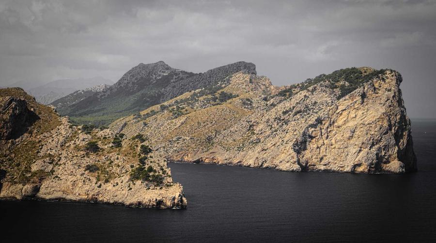 Nghệ nhân đang chế tác