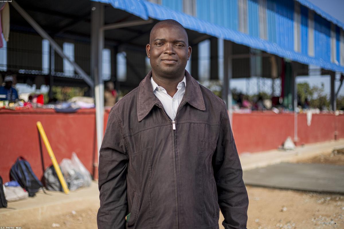 Người bán hàng rong trong hẻm nhỏ