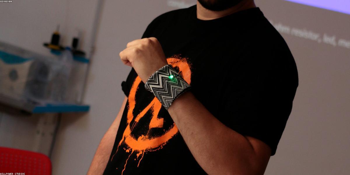 Đồng hồ dây kim loại mạnh mẽ