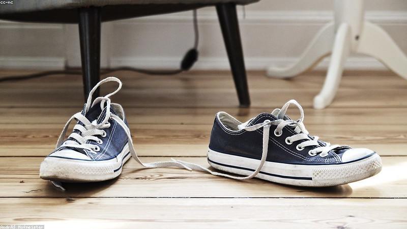 Phơi giày sneaker nơi thoáng mát