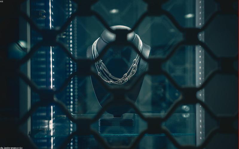 Phối vòng cổ tối giản cùng áo sơ mi