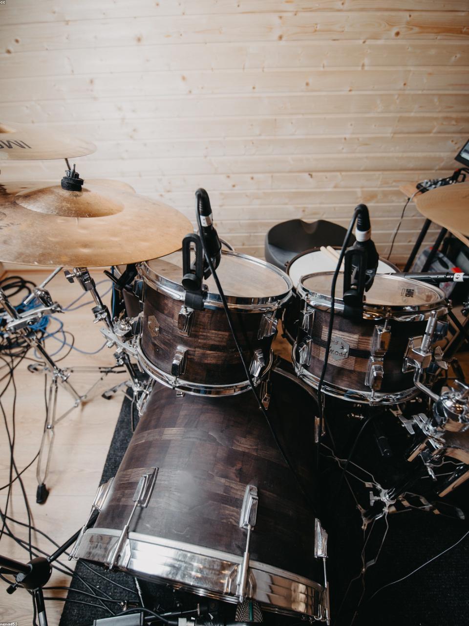 Studio lighting setup illustration