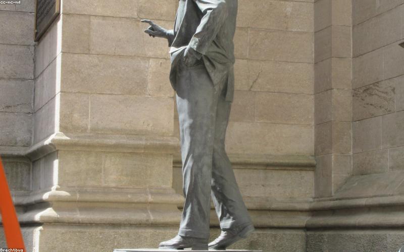 Trẻ đang suy nghĩ khi đọc sách